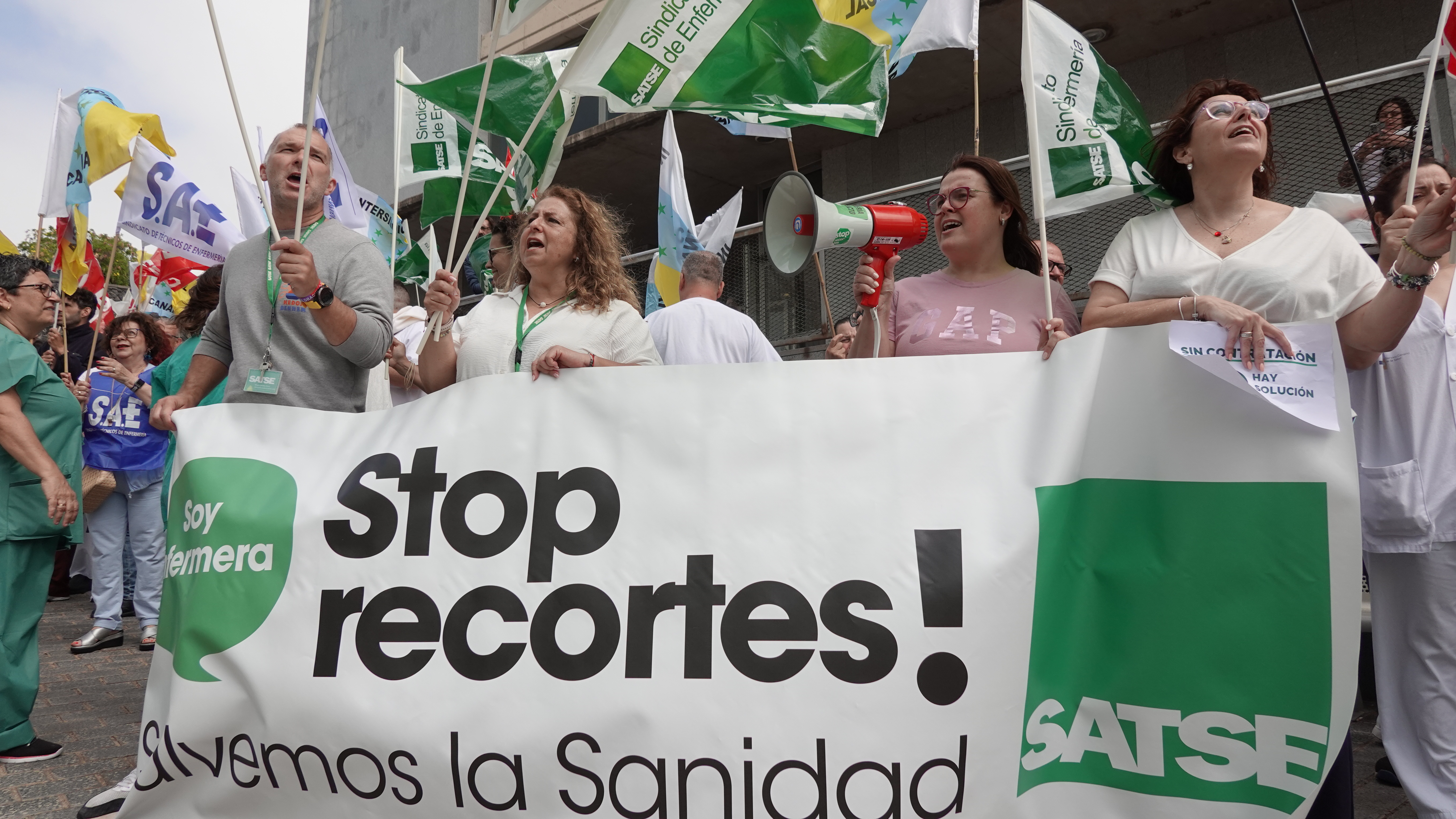 Nos concentramos contra los recortes de personal en el HUC